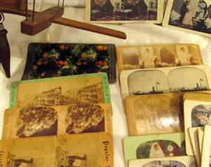 ANTIQUE STEREOSOPE VIEWER PAT APR 12,1904 WITH 70 CARDS & 5 POST CARDS